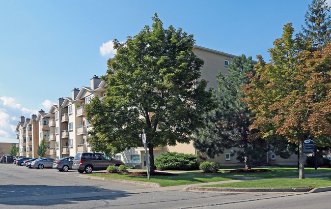 Roehampton Gardens in St Catharines, ON - Building Photo - Primary Photo