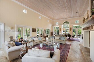 10100 Lakeside Dr in Coral Gables, FL - Building Photo - Building Photo