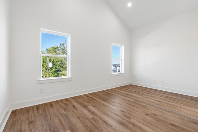 property at 872 E 35th St