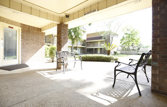 Chateau Cleary Apartments in Metairie, LA - Foto de edificio - Building Photo