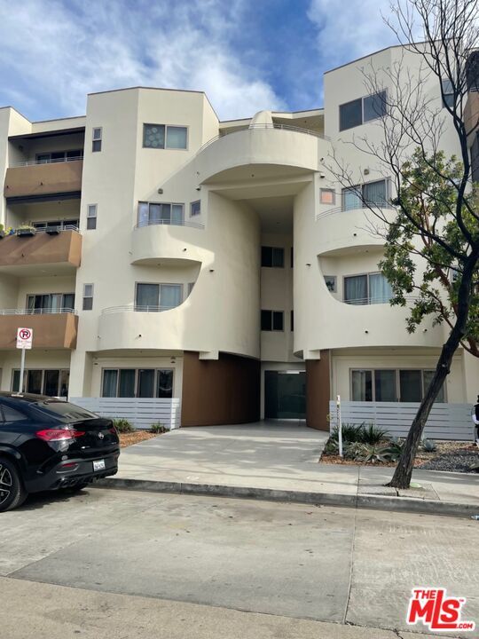 5016 Bakman Ave-Unit -303 in Los Angeles, CA - Building Photo - Building Photo