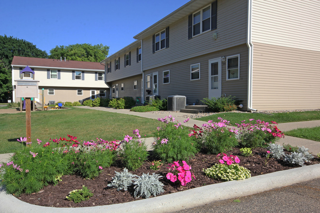 Cascade Apartments in Fergus Falls, MN - Building Photo