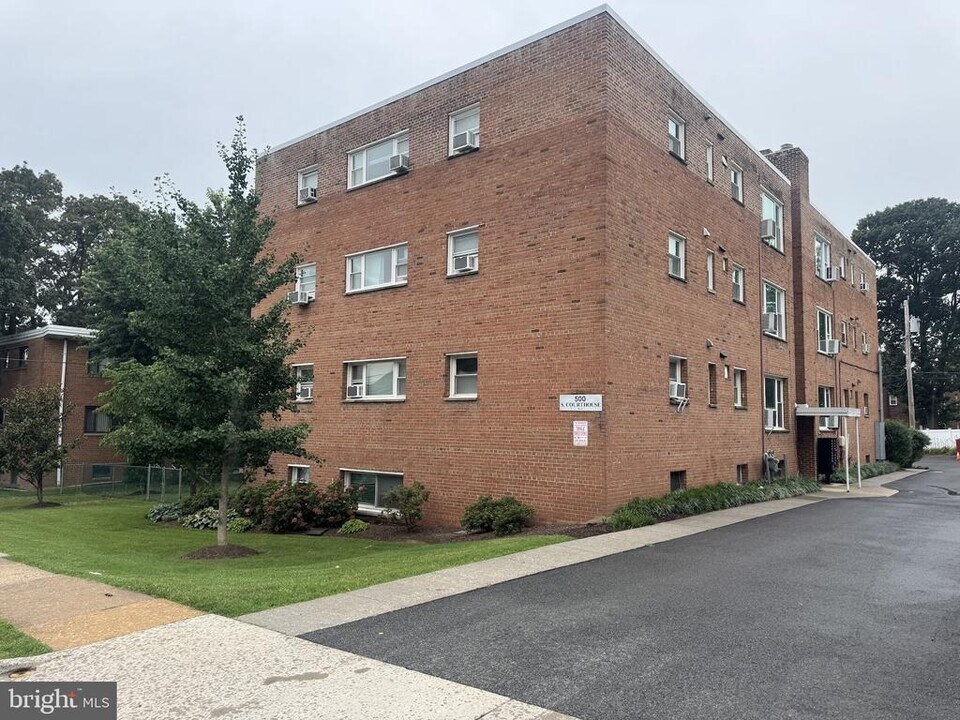 500 S Courthouse Rd in Arlington, VA - Building Photo