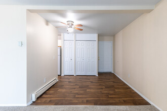 Fox Pointe Apartments in Pontiac, MI - Building Photo - Interior Photo