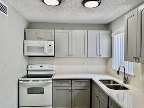 7951 SW 6th St in North Lauderdale, FL - Foto de edificio - Building Photo