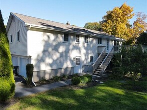 60 Briar Hill Rd in Norwich, CT - Foto de edificio - Building Photo