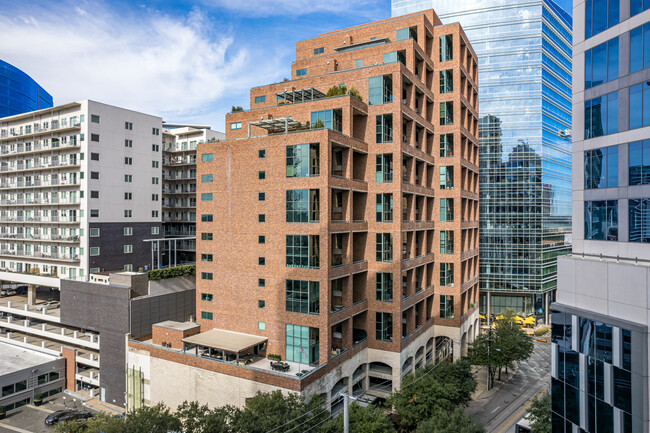 1999 McKinney Ave in Dallas, TX - Foto de edificio - Building Photo