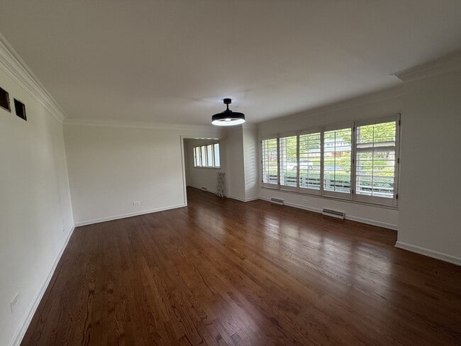 687 Linden Ave in Lake Forest, IL - Building Photo - Building Photo