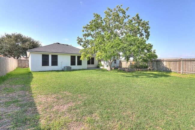 7605 Cougar Dr in Corpus Christi, TX - Building Photo - Building Photo