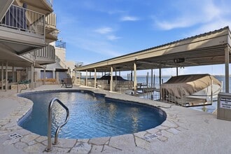 403 Island Dr in Horseshoe Bay, TX - Foto de edificio - Building Photo