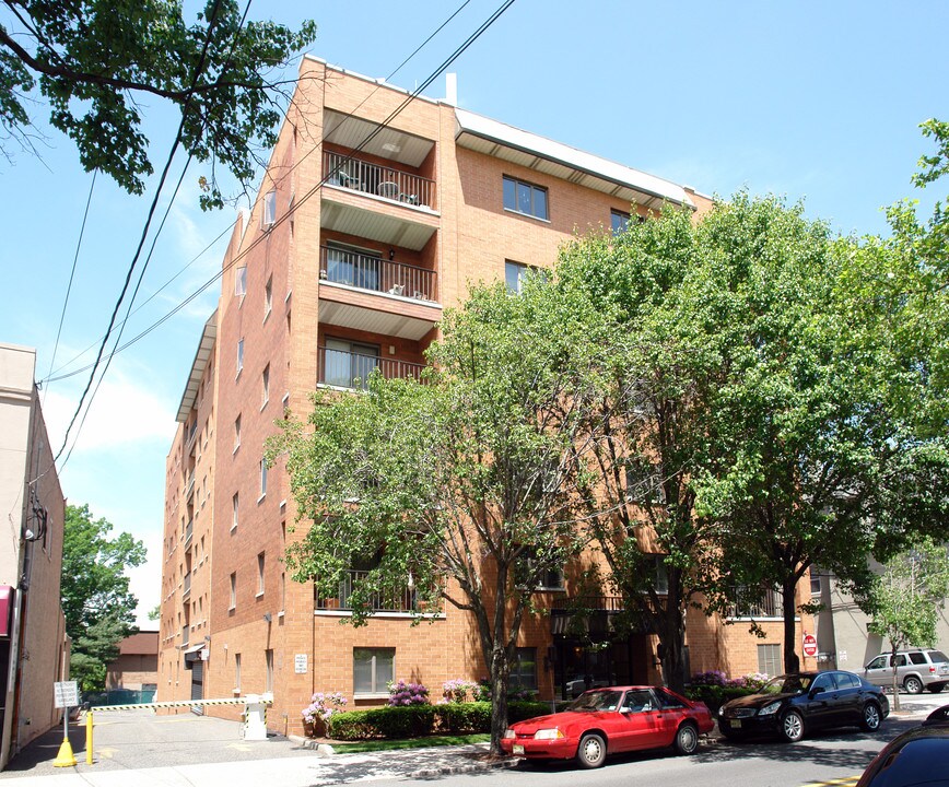 The Crest in Cliffside Park, NJ - Building Photo