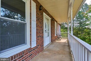 8332 Hilltop Ave in Vienna, VA - Building Photo