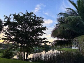 15560 SW 80th St in Miami, FL - Foto de edificio - Building Photo