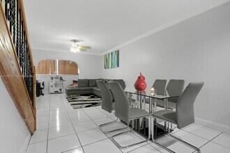 1555 W 44th Pl, Unit 322 in Hialeah, FL - Foto de edificio - Building Photo