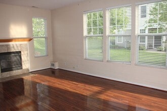 1912 Cobblestone Dr in Carpentersville, IL - Building Photo - Building Photo