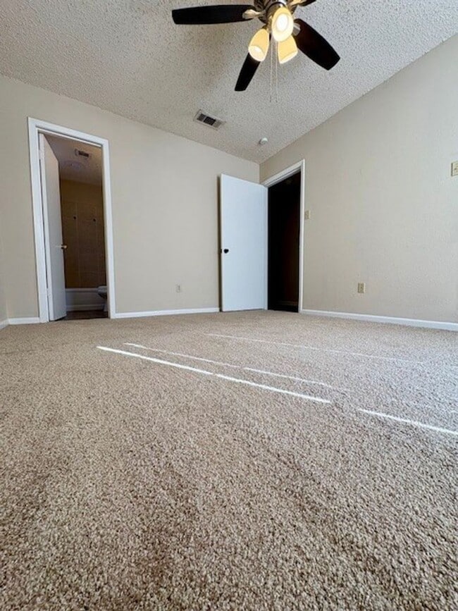 100-102-102 W Gruver Cir in Hewitt, TX - Building Photo - Building Photo