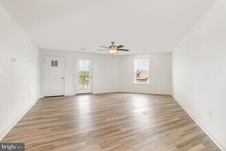 1708 Fairmont Dr-Unit -306 in Harrisburg, PA - Foto de edificio - Building Photo