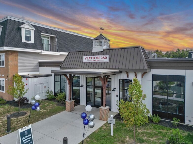 280 Salmon Brook St, Unit 4-303 in Granby, CT - Foto de edificio