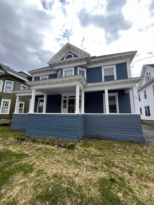116 E Flower Ave in Watertown, NY - Foto de edificio