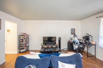 4909 CENTRE AVE in Pittsburgh, PA - Building Photo - Interior Photo