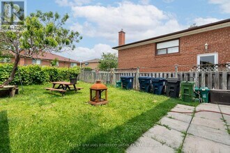 192 Giltspur Dr in Toronto, ON - Building Photo - Building Photo