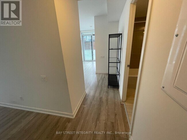 28 Wellesley St E in Toronto, ON - Building Photo - Building Photo