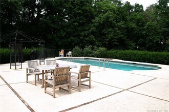 15 Bowman Dr in Greenwich, CT - Building Photo - Building Photo