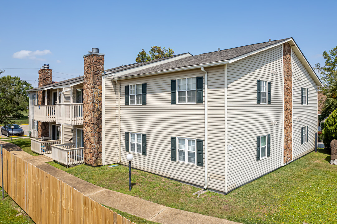 Cobblestone Village Condominium s in Kenner, LA - Foto de edificio