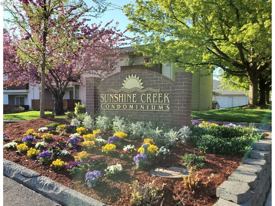 10620 SW Davies Rd in Beaverton, OR - Building Photo