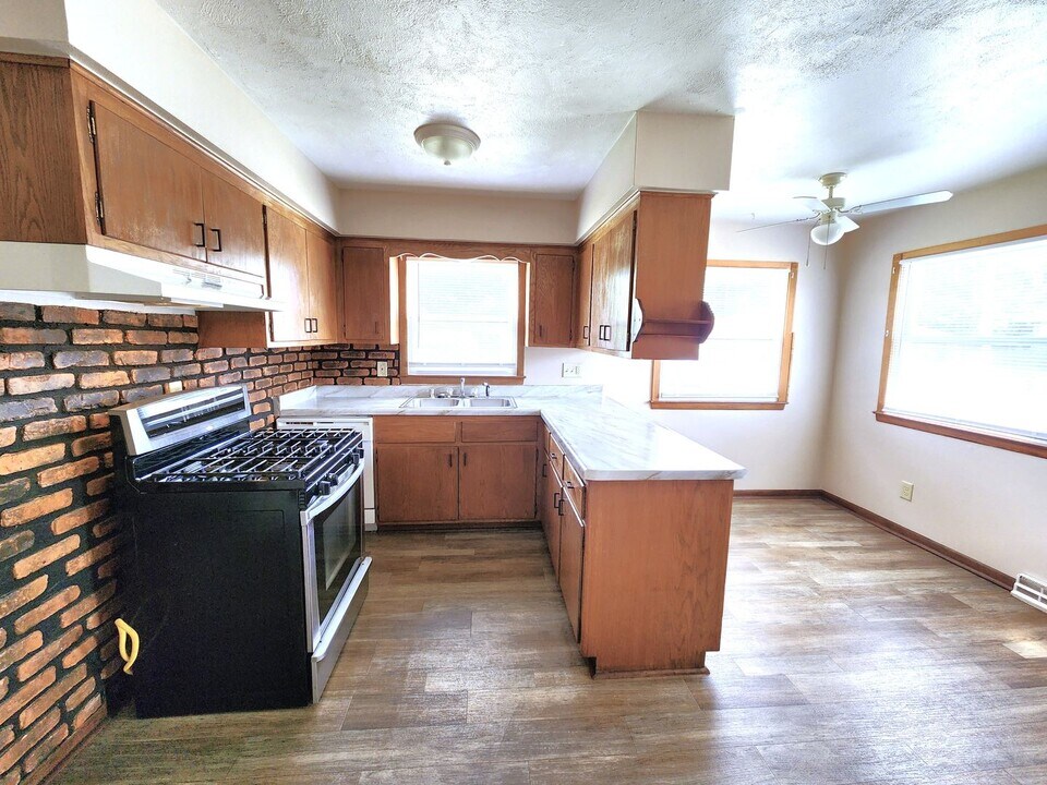 10911-10913 W Langlade St in Milwaukee, WI - Building Photo