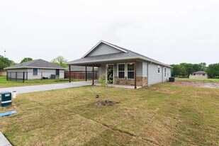 400 Allen Ave in Bonham, TX - Building Photo