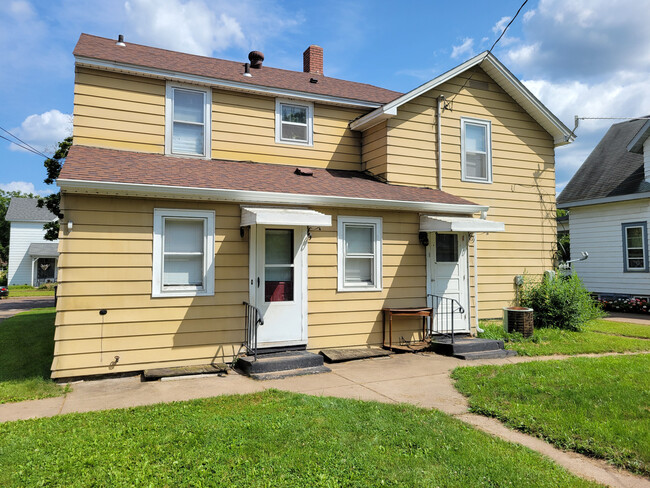 616 Franklin St, Unit 616 Lower in Eau Claire, WI - Foto de edificio - Building Photo