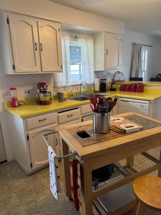 406 Newtown St in Medford, OR - Building Photo - Building Photo