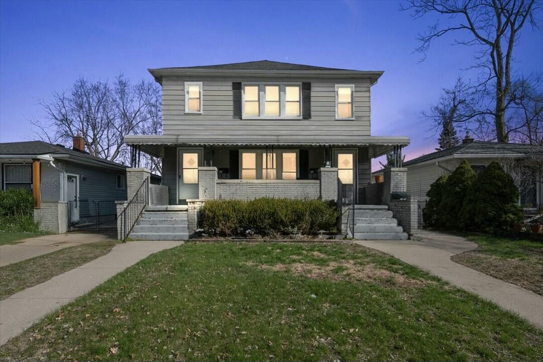 241 Girard Ave in Royal Oak, MI - Foto de edificio