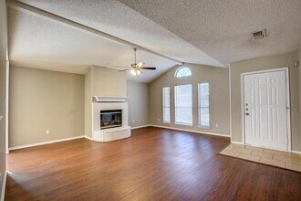8108 Spruce Valley Dr in Fort Worth, TX - Foto de edificio - Building Photo