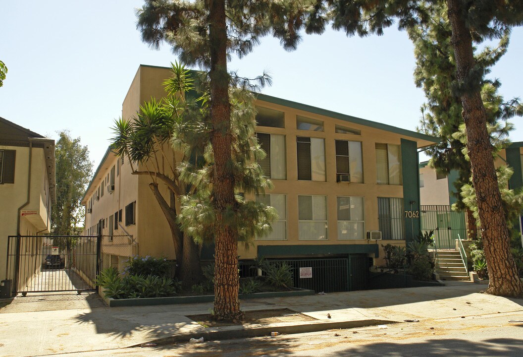 Lanewood Court in Los Angeles, CA - Building Photo