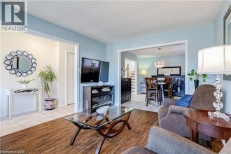 18 Charing Dr in Hamilton, ON - Building Photo - Building Photo