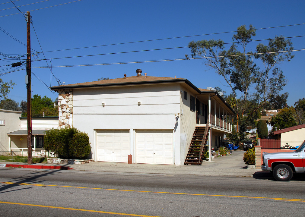 1361 Yosemite Dr in Los Angeles, CA - Building Photo