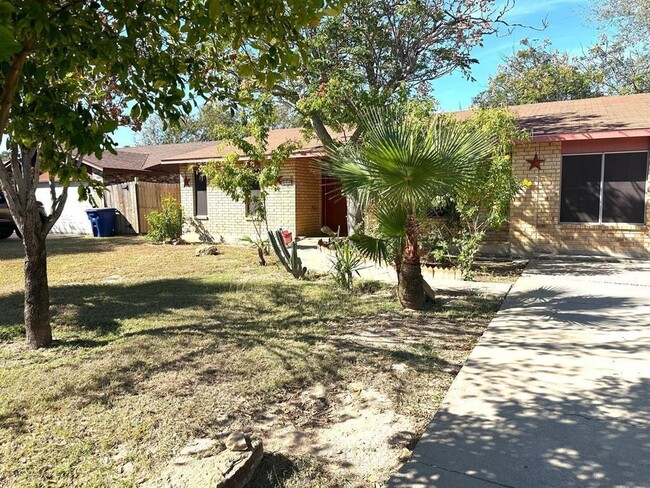 608 Sesame Ln in Laredo, TX - Foto de edificio - Building Photo
