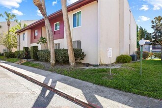 8601 Huron Ct in Tampa, FL - Building Photo - Building Photo