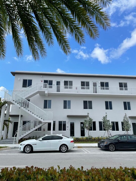 10270 NW 66th St-Unit -101 in Doral, FL - Building Photo