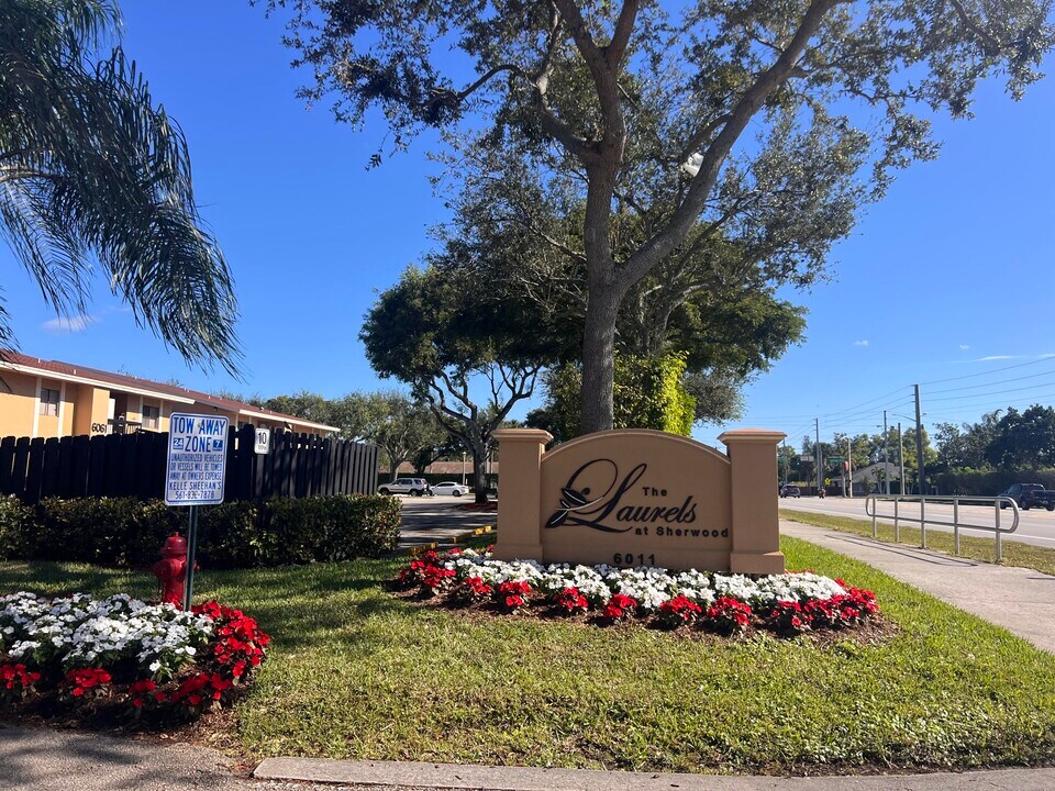 6061 10th Ave N in Greenacres, FL - Building Photo