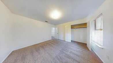 8101 Southern Pine Way in Fort Worth, TX - Building Photo - Building Photo