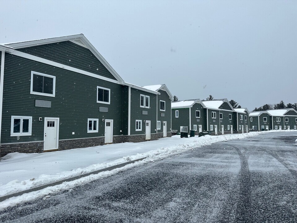 Rail Trail Townhouses in Morristown, VT - Foto de edificio