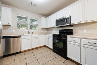 2224 Bluffstone Dr, Unit 1 in Round Rock, TX - Building Photo - Building Photo