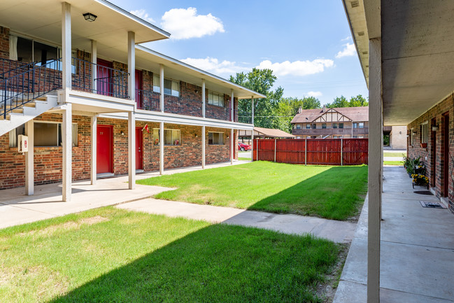 Hollywood Apartments in Tulsa, OK - Foto de edificio - Building Photo