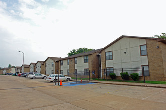 Cloverdale Plaza Apartments in Bossier City, LA - Foto de edificio - Building Photo