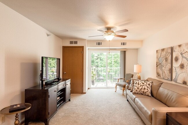 Grand Avenue Estates 1 in Duluth, MN - Building Photo - Interior Photo
