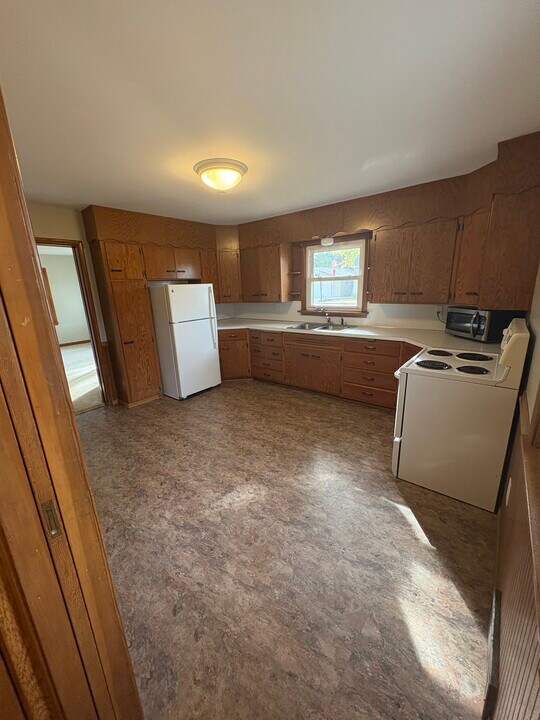 106 Juniper St S in Lester Prairie, MN - Building Photo