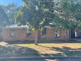 906 Sagebrush Rd in Dalhart, TX - Building Photo